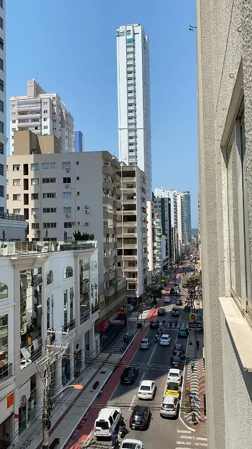 Ótimo Apto 2 quartos, Av. Brasil, de frente, quadra mar. Balneário Camboriú